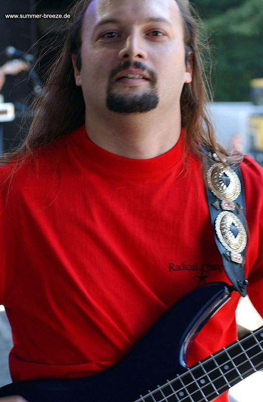 Bild eines Mitglieds der Band Defending The Faith beim Live-Auftritt.